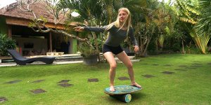 Аня тренируется в сёрф-лагере на баланс-борде