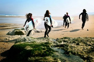 Летний лагерь серфинга на атлантическом побережье Испании